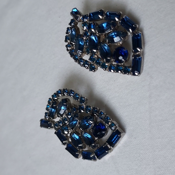 Unique Vintage Jewelry - Cobalt blue 💙 Rhinestone vintage clip-ons earrings retro sapphire blue 💙